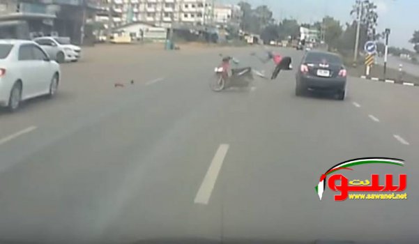 حادث مزدوج ينتهي بفتاة أسفل عجلات سيارة | موقع سوا 
