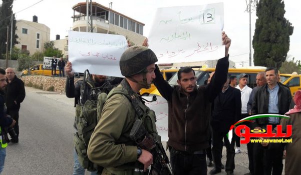 بيت لحم : محتجون على طريق تقوع (المدارس) ضد اغلاق جيش الاحتلال مداخل البلدة .... | موقع سوا 