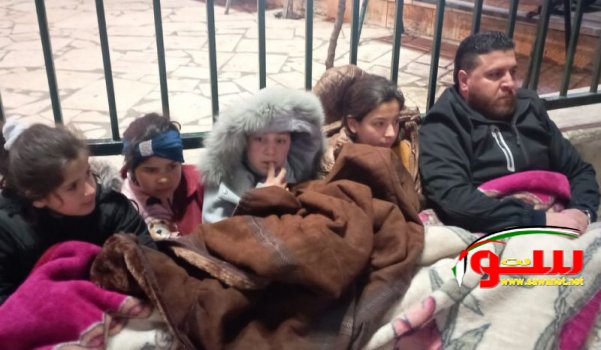 احتجاجا على غلاء الاسعار مواطن يعتصم مع أطفاله في الخليل | موقع سوا 