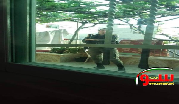 شرطة الإحتلال تقتحم منزل عائلة الشهيد فادي القنبر | موقع سوا 