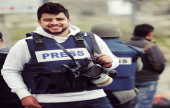 إصابة الصحفي محمد تركمان برصاص الاحتلال خلال تغطيته للمواجهات الدائرة على المدخل الشمالي لمدينة البيرة. | موقع سوا 