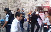 إصابة أحد عناصر شرطة الاحتلال جراء رشقه بالحجارة خلال المواجهات في حي الواد بالقدس . | موقع سوا 