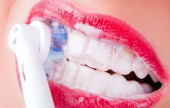 بياض الأسنان - ما الذي يجعل لون الأسنان داكناً؟ | موقع سوا 