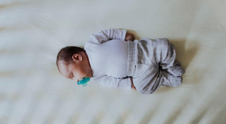 طرق لتدريب طفلك الرضيع على النوم | موقع سوا 