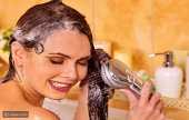 أخطاء تجنبيها عند غسل الشعر في الخريف | موقع سوا 