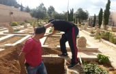 وصول جثامين  الشهيدين الشقيقين إبراهيم ومرام طه إلى مجمع فلسطين الطبي | موقع سوا 