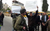 بيت لحم : محتجون على طريق تقوع (المدارس) ضد اغلاق جيش الاحتلال مداخل البلدة .... | موقع سوا 