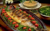  طريقة عمل سمك الهامور بالفرن لنكهة بحرية مميزة  | موقع سوا 
