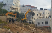 جرافات الاحتلال تهدم بناية سكنية في حي بيت حنينا | موقع سوا 