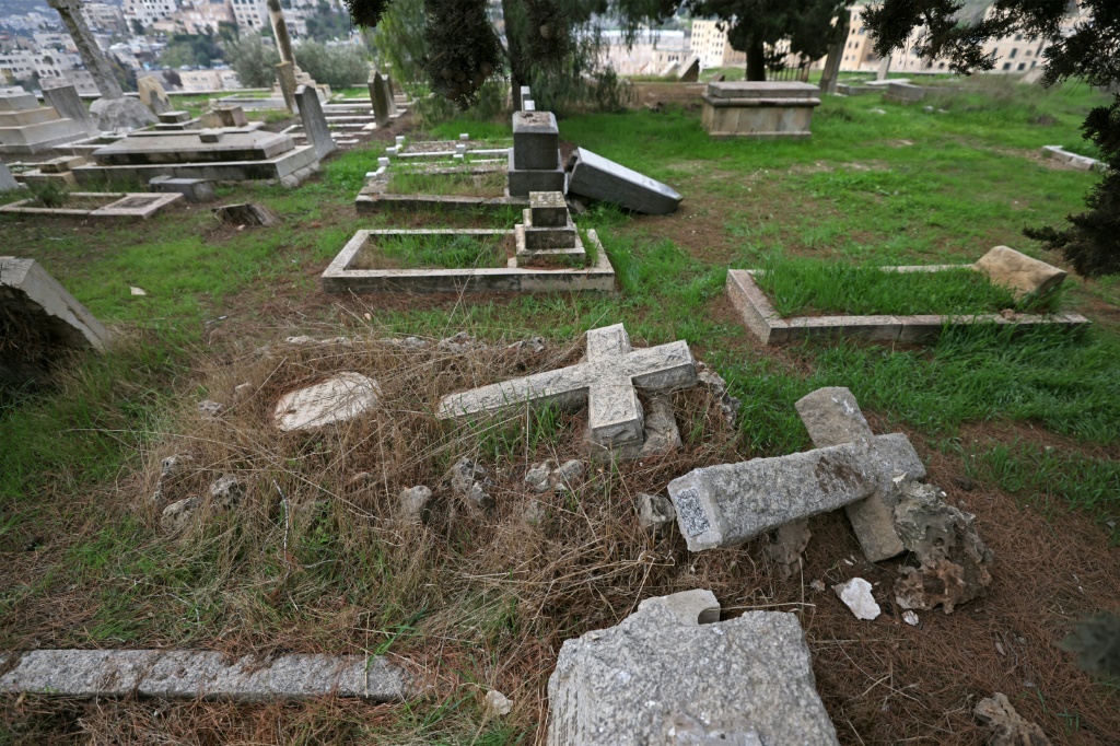 اتهام شابين بتخريب وتدمير المقبرة المسيحية في مدينة القدس‎‎ | موقع سوا 